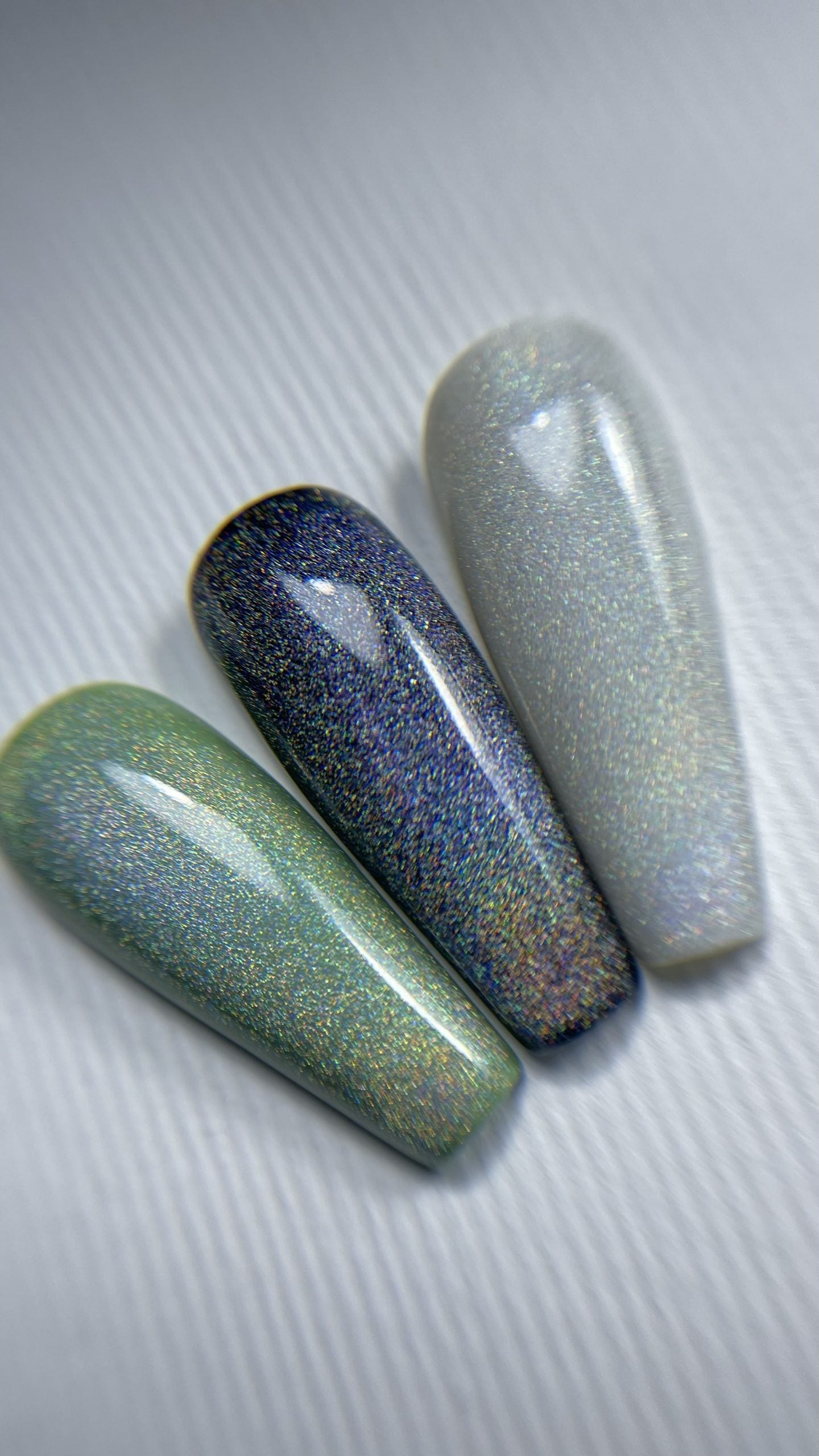 nailsoftheday holographic top cat eye