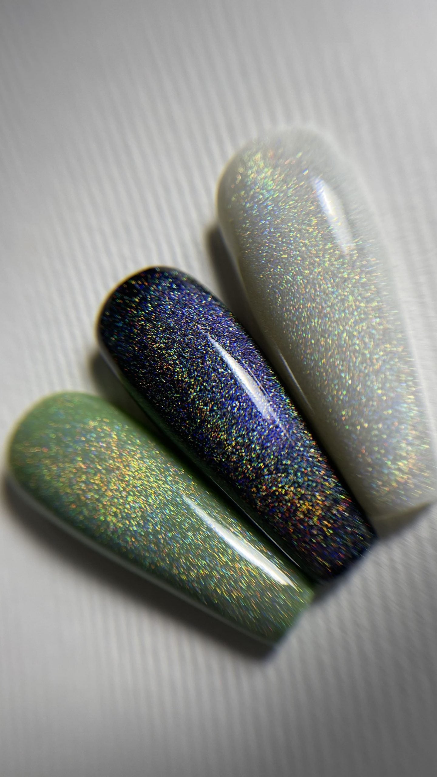 nailsoftheday holographic top cat eye